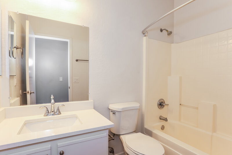 1,850/Mo, 3139 W Pollack St Phoenix, AZ 85041 Bathroom View 2