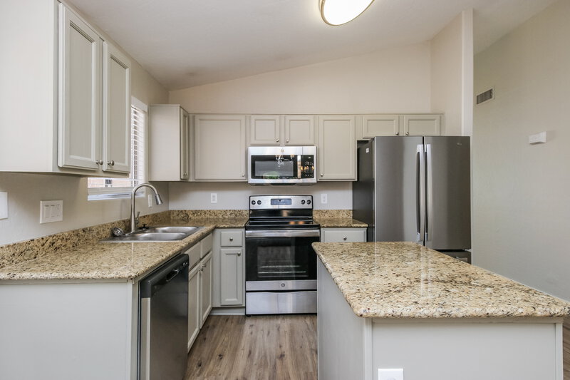 2,810/Mo, 748 W Dublin Street Gilbert, AZ 85233 Kitchen View 2
