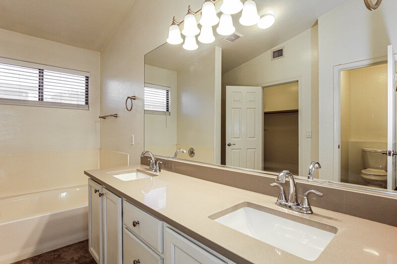 2,555/Mo, 748 W Dublin Street Gilbert, AZ 85233 Main Bathroom View