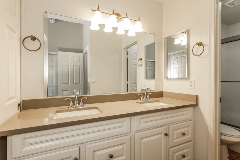 2,080/Mo, 2345 E Gelding Dr Phoenix, AZ 85022 Main Bathroom View