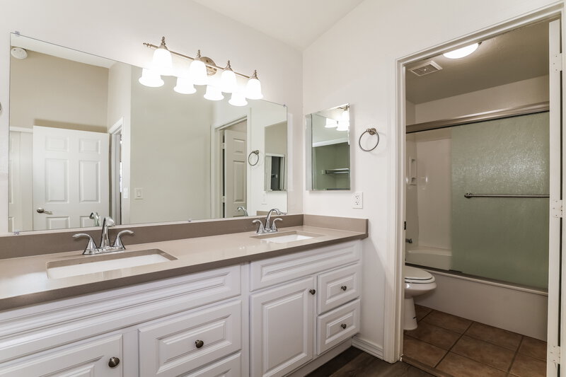 2,060/Mo, 2345 E Gelding Dr Phoenix, AZ 85022 Main Bathroom View