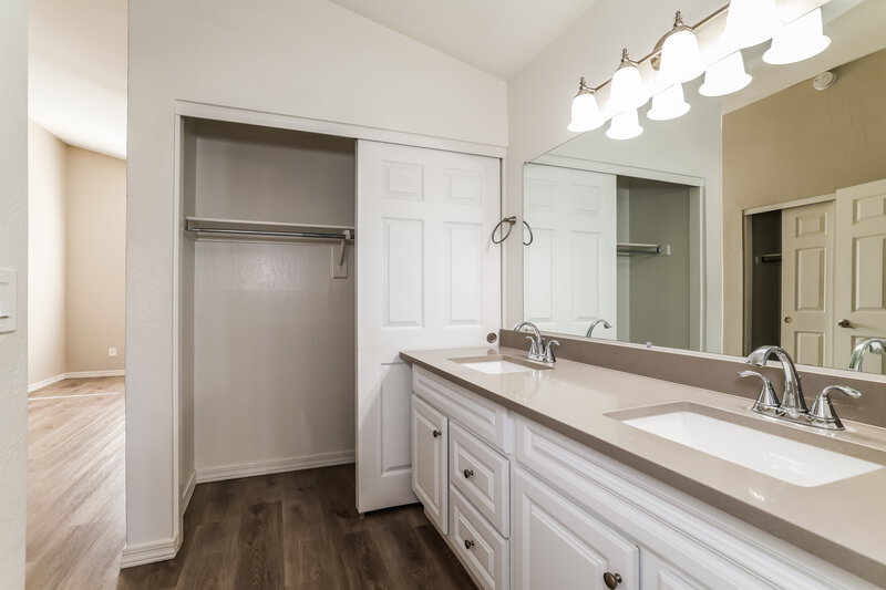 2,060/Mo, 2345 E Gelding Dr Phoenix, AZ 85022 Main Bathroom View 2