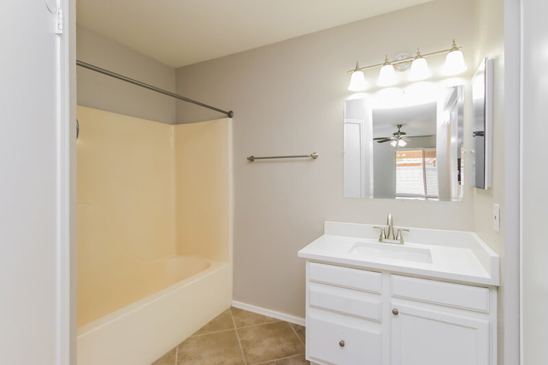 2,370/Mo, 5743 E Flossmoor Cir Mesa, AZ 85206 Main Bathroom View