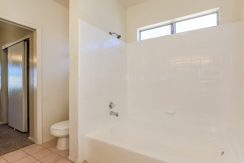 2,225/Mo, 6232 W Laredo St Chandler, AZ 85226 Main Bathroom View 2