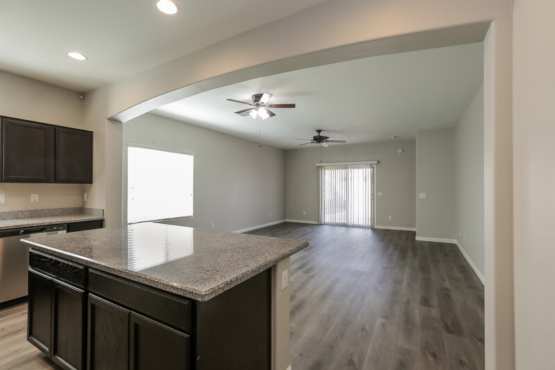 2,590/Mo, 3422 W Chambers St Phoenix, AZ 85041 Kitchen View