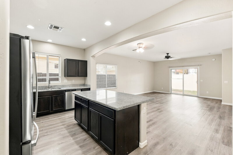 2,590/Mo, 3422 W Chambers St Phoenix, AZ 85041 Kitchen View