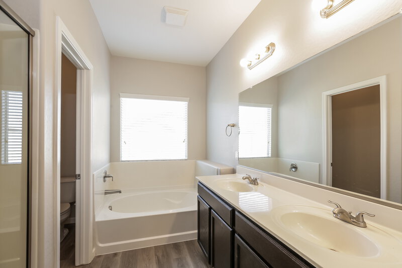 2,590/Mo, 3422 W Chambers St Phoenix, AZ 85041 Main Bathroom View
