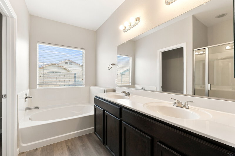 2,590/Mo, 3422 W Chambers St Phoenix, AZ 85041 Primary Bathroom View