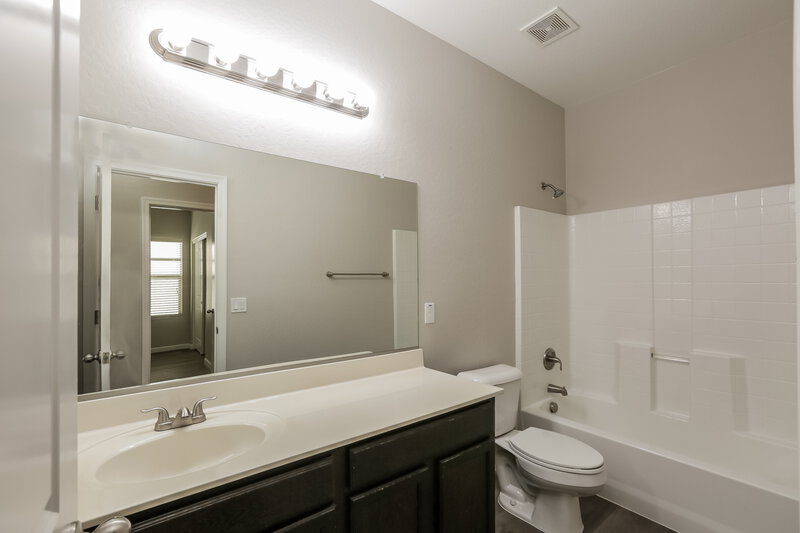 2,590/Mo, 3422 W Chambers St Phoenix, AZ 85041 Bathroom View