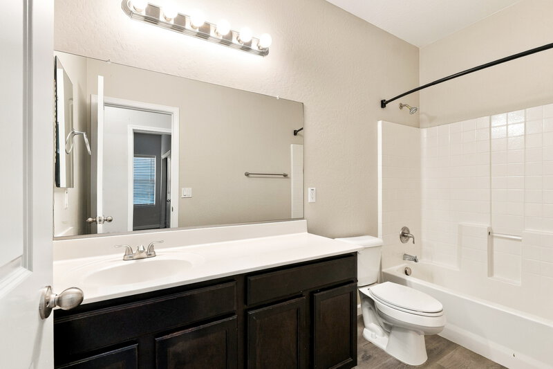 2,590/Mo, 3422 W Chambers St Phoenix, AZ 85041 Bathroom View