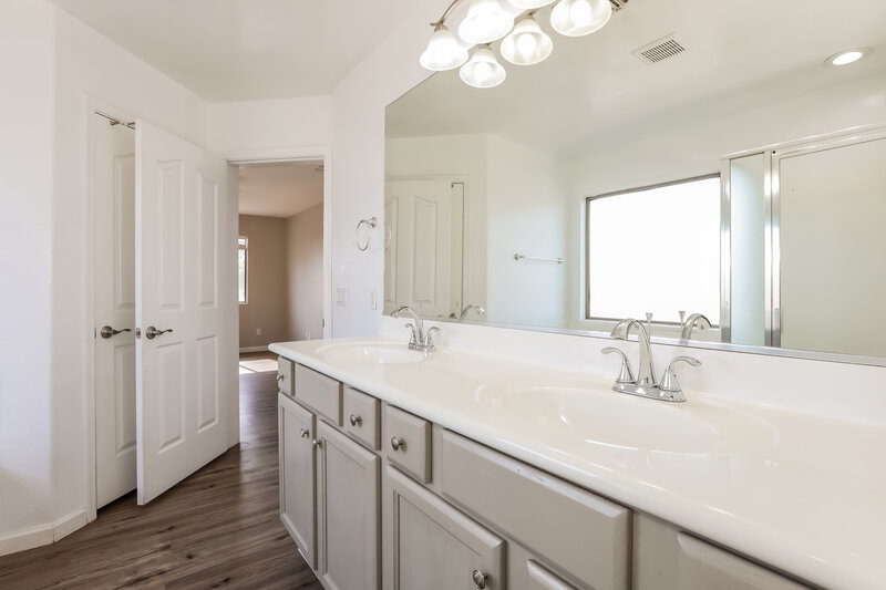 2,595/Mo, 3447 E Powell Way Gilbert, AZ 85298 Main Bathroom View 2