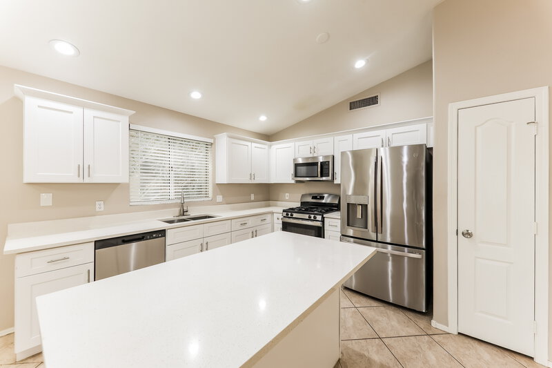 2,565/Mo, 20015 N 22nd Pl Phoenix, AZ 85024 Kitchen View