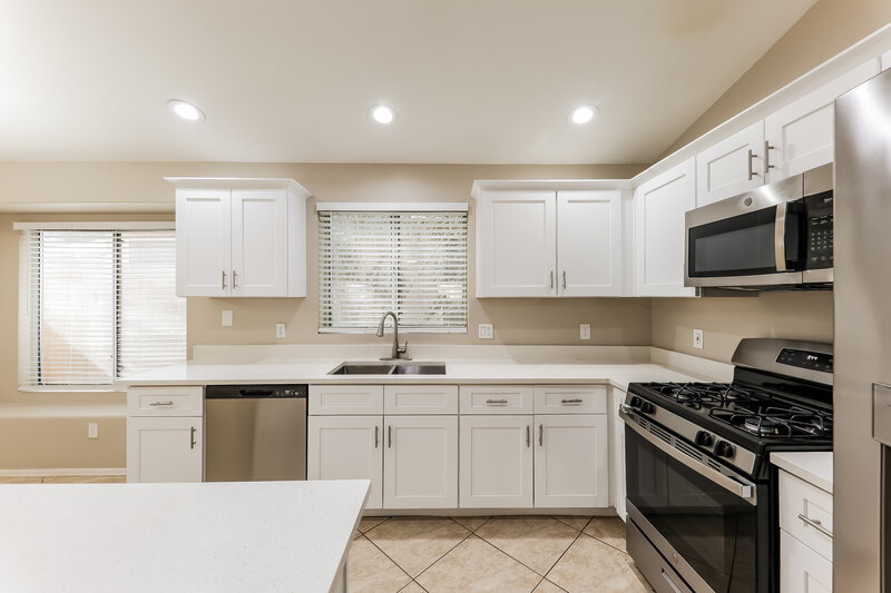 2,565/Mo, 20015 N 22nd Pl Phoenix, AZ 85024 Kitchen View 2