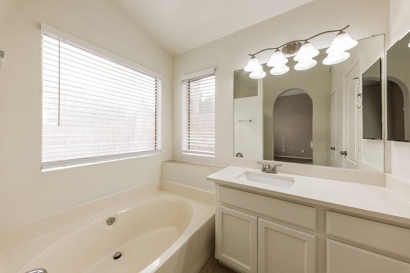 2,565/Mo, 20015 N 22nd Pl Phoenix, AZ 85024 Main Bathroom View