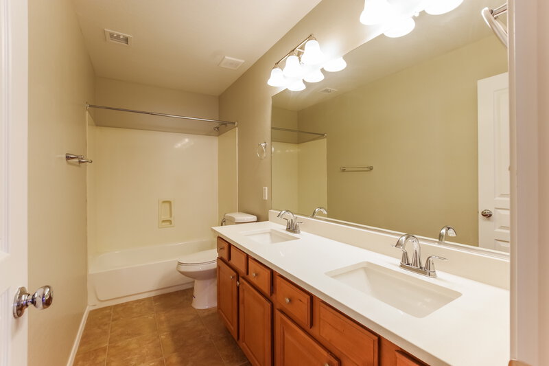 2,465/Mo, 3026 W Rapalo Rd Phoenix, AZ 85086 Main Bathroom View 2