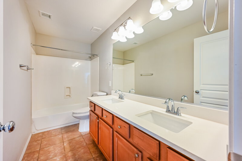 2,450/Mo, 3026 W Rapalo Rd Phoenix, AZ 85086 Bathroom View