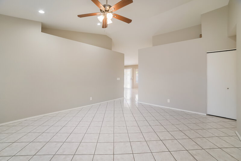2,260/Mo, 1320 N 61st Pl Mesa, AZ 85205 Living Room View 2