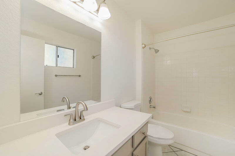 2,260/Mo, 1320 N 61st Pl Mesa, AZ 85205 Main Bathroom View