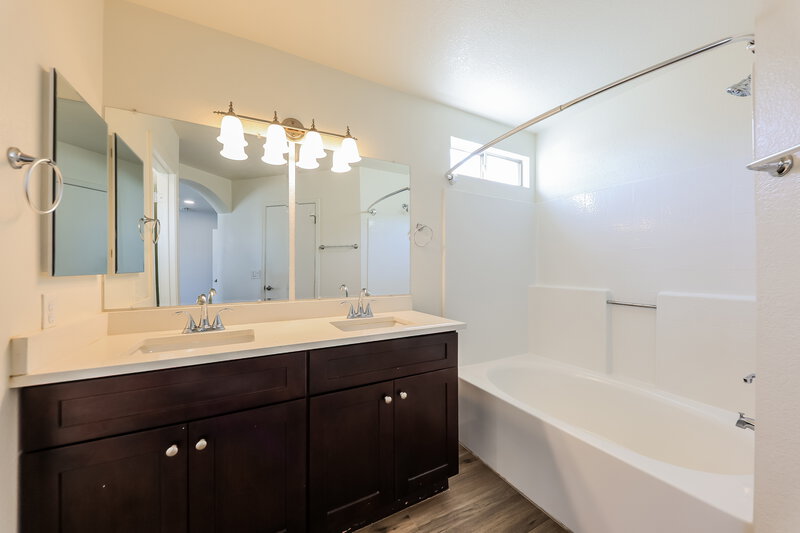 1,920/Mo, 7631 W Cinnabar Ave Peoria, AZ 85345 Main Bathroom View