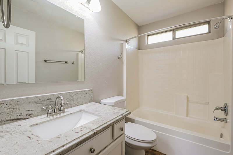 1,955/Mo, 10898 W Alvarado Rd Avondale, AZ 85392 Main Bathroom View