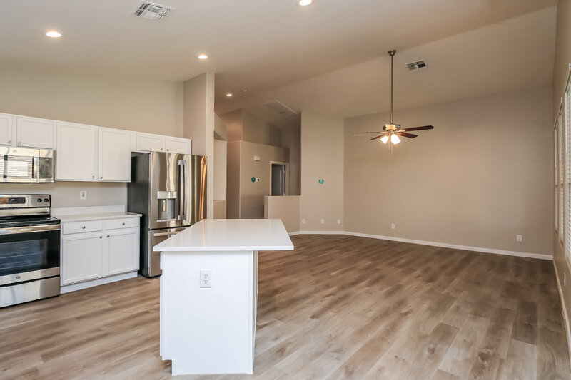 2,515/Mo, 10226 E Capri Ave Mesa, AZ 85208 Kitchen View 2