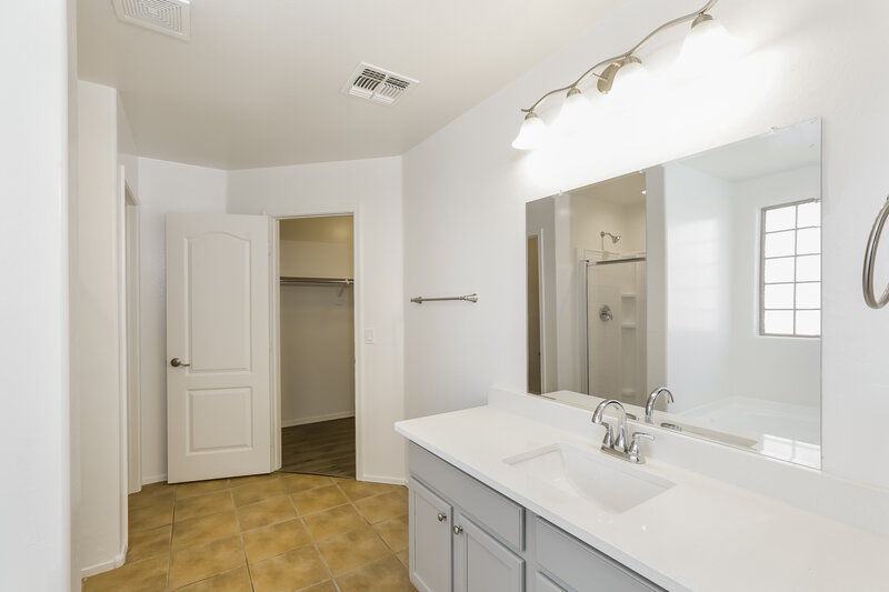 2,300/Mo, 7341 W Darrel Rd Laveen, AZ 85339 Main Bathroom View