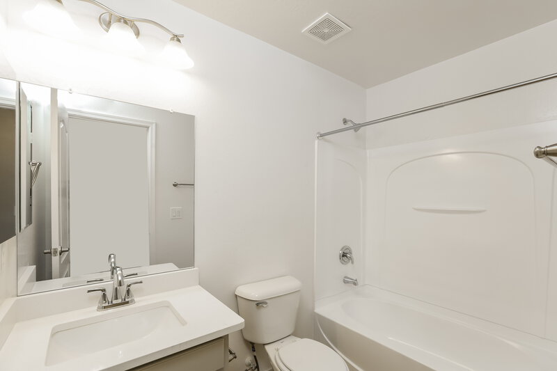 2,300/Mo, 7341 W Darrel Rd Laveen, AZ 85339 Bathroom View