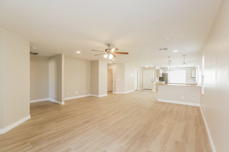 2,125/Mo, 4336 W Maldonado Rd Laveen, AZ 85339 Living Room View 3