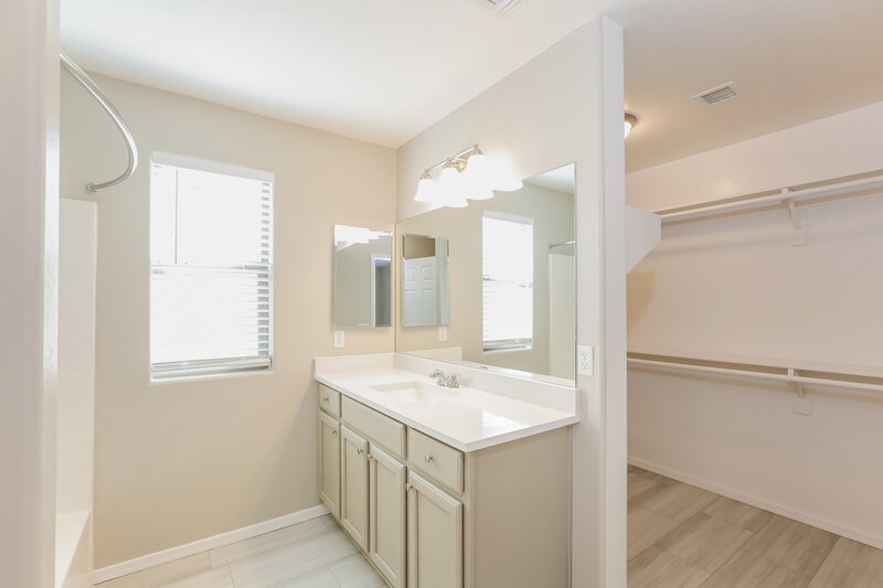 2,125/Mo, 4336 W Maldonado Rd Laveen, AZ 85339 Main Bathroom View