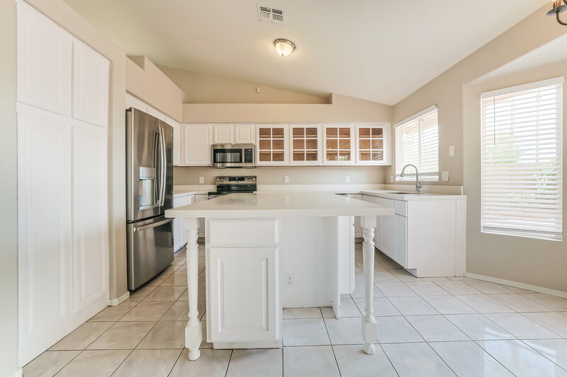 2,650/Mo, 177 W Shamrock St Gilbert, AZ 85233 Dining Room View 2