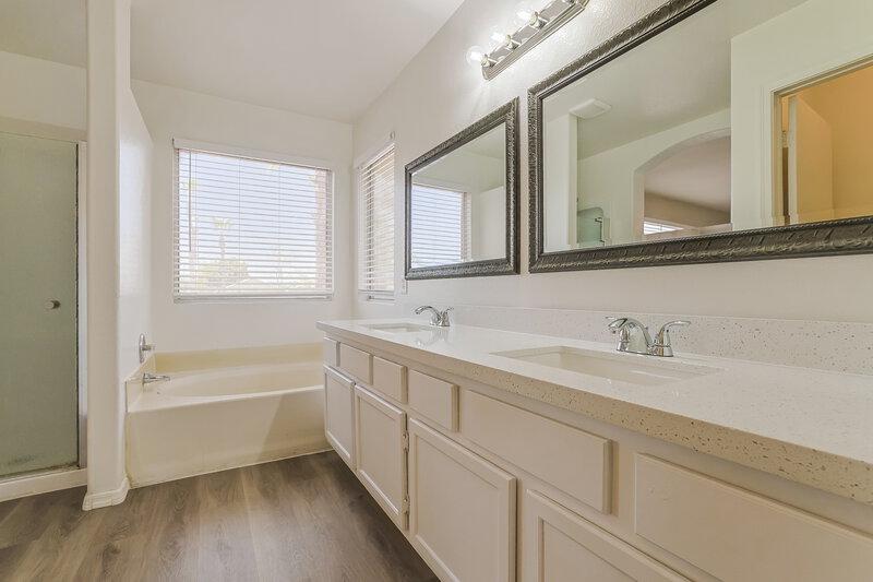 2,650/Mo, 177 W Shamrock St Gilbert, AZ 85233 Main Bathroom View