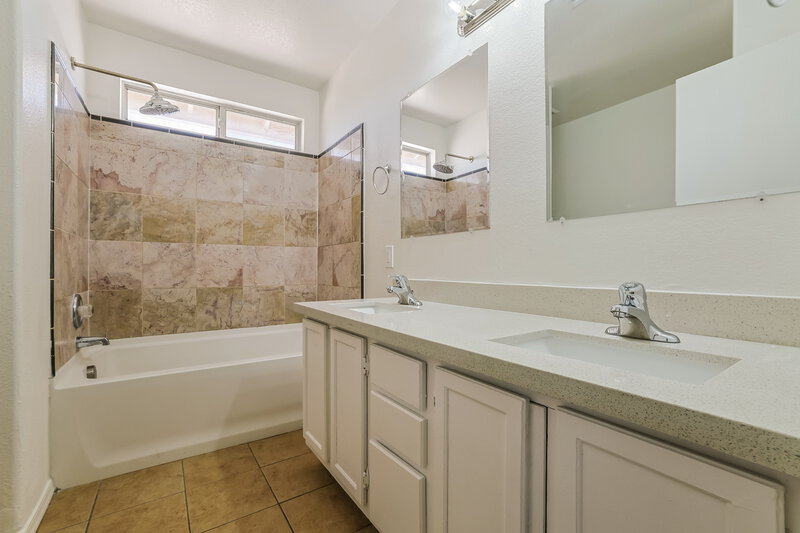 2,650/Mo, 177 W Shamrock St Gilbert, AZ 85233 Bathroom View 2