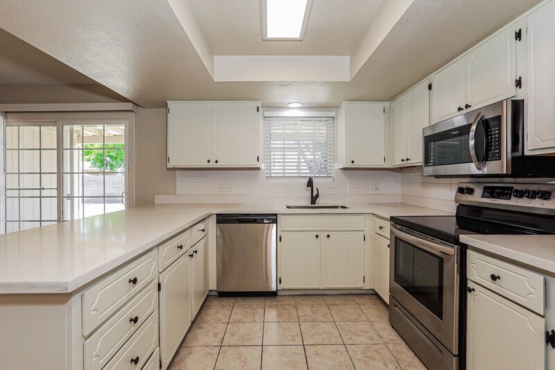 2,460/Mo, 2915 E Dolphin Ave Mesa, AZ 85204 Kitchen View 2