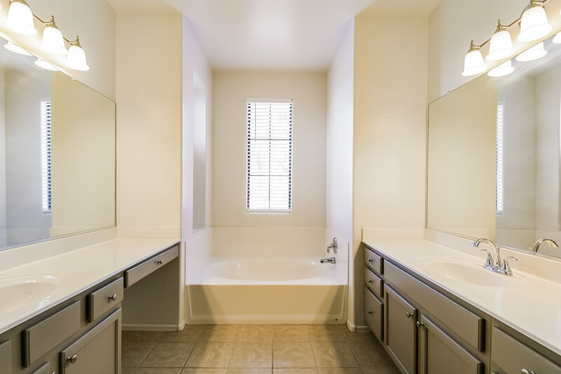 2,200/Mo, 2447 W Jake Haven Phoenix, AZ 85085 Main Bathroom View