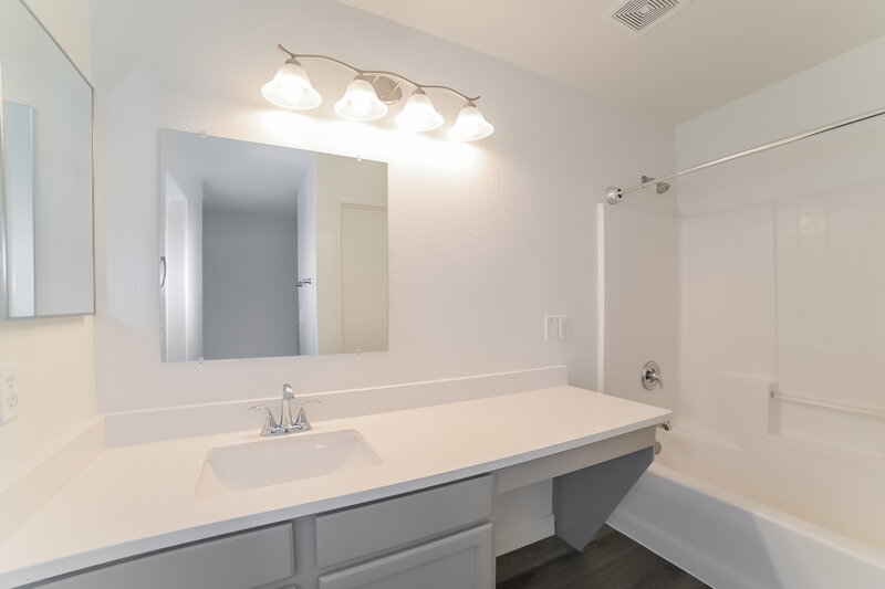 2,025/Mo, 5157 W. Warner Phoenix, AZ 85043 Main Bathroom View