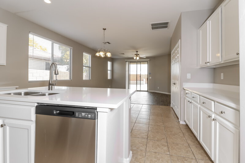 2,615/Mo, 7715 S 68th Dr Laveen, AZ 85339 Kitchen View