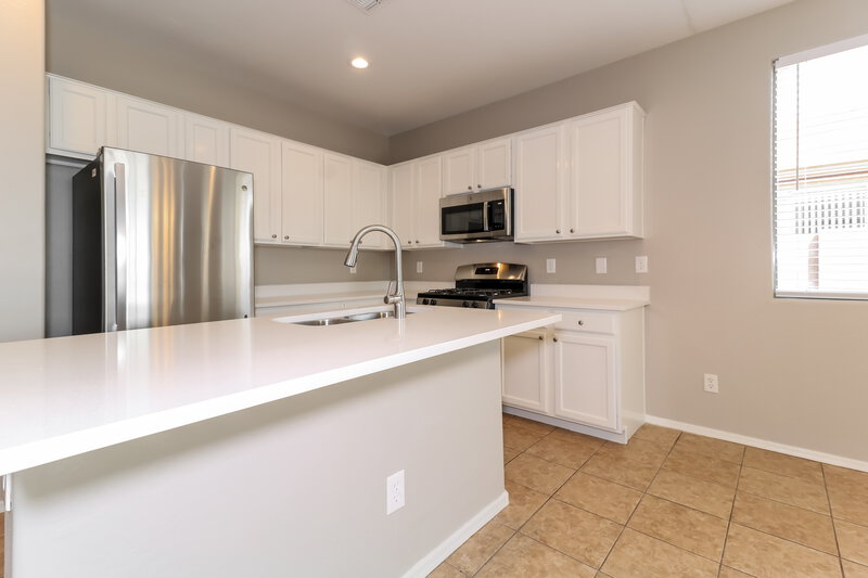 2,615/Mo, 7715 S 68th Dr Laveen, AZ 85339 Kitchen View 2