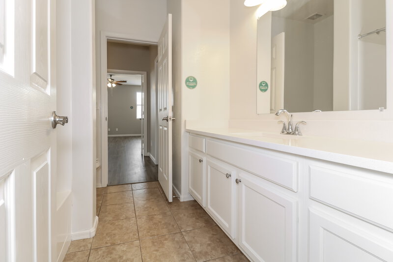 2,615/Mo, 7715 S 68th Dr Laveen, AZ 85339 Main Bathroom View