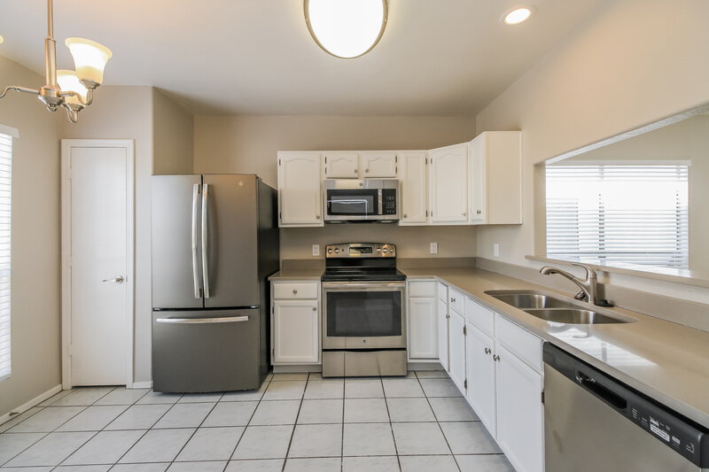 2,530/Mo, 1164 N Naples Dr Chandler, AZ 85226 Kitchen View