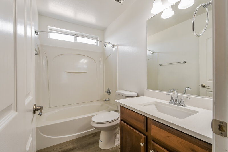 2,105/Mo, 34927 N 30th Ave Phoenix, AZ 85086 Main Bathroom View