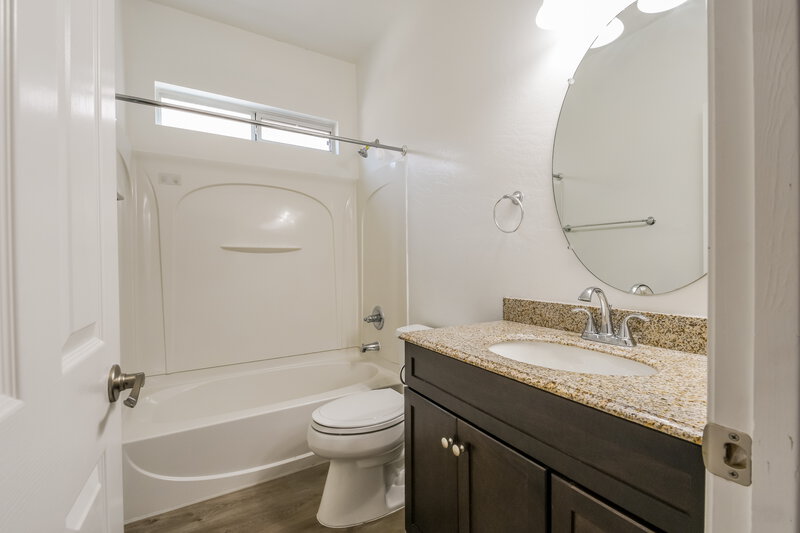 2,105/Mo, 34927 N 30th Ave Phoenix, AZ 85086 Bathroom View 2