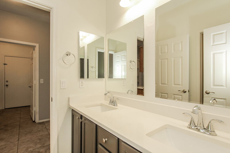 2,230/Mo, 14338 W Crocus Dr Surprise, AZ 85379 Bathroom View