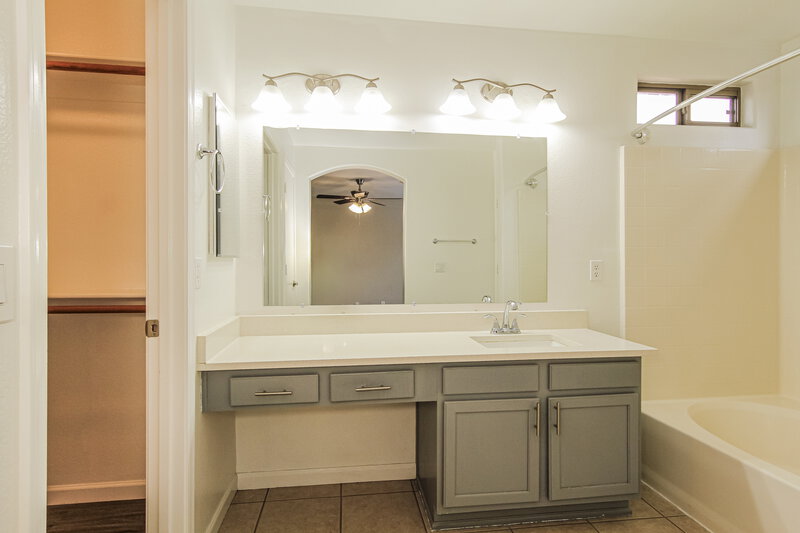 1,945/Mo, 15550 N Naegel Dr Surprise, AZ 85374 Main Bathroom View