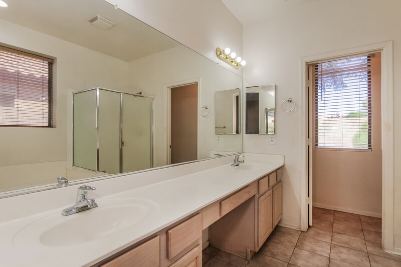 2,450/Mo, 20734 N 94th Ln Peoria, AZ 85382 Main Bathroom View