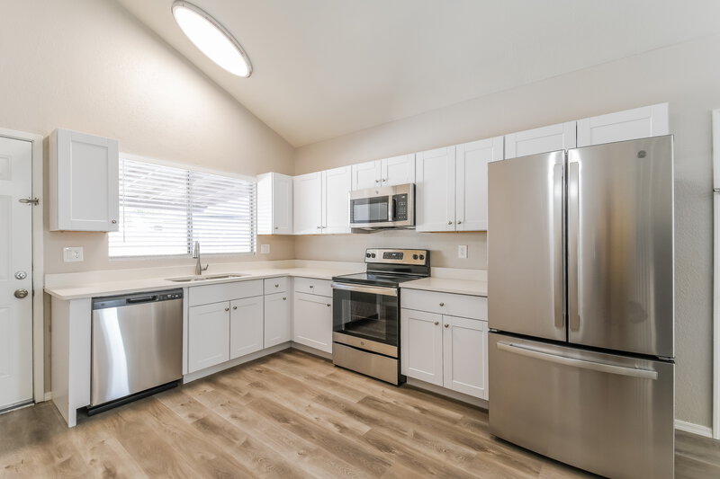 2,160/Mo, 19010 N 47th Ln Glendale, AZ 85308 Kitchen View 2