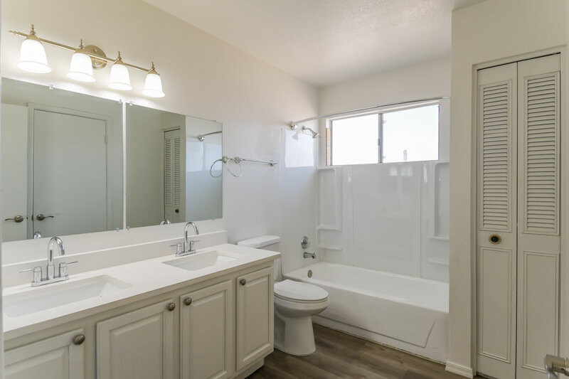 2,160/Mo, 19010 N 47th Ln Glendale, AZ 85308 Main Bathroom View