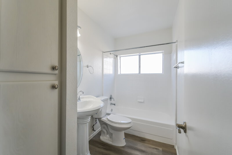 2,160/Mo, 19010 N 47th Ln Glendale, AZ 85308 Bathroom View