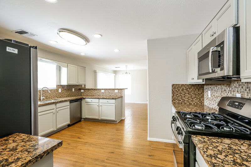 2,200/Mo, 6521 W Preston Ln Phoenix, AZ 85043 Kitchen View