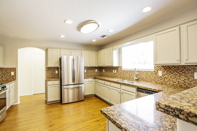 2,200/Mo, 6521 W Preston Ln Phoenix, AZ 85043 Kitchen View 2