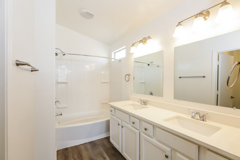2,200/Mo, 6521 W Preston Ln Phoenix, AZ 85043 Main Bathroom View